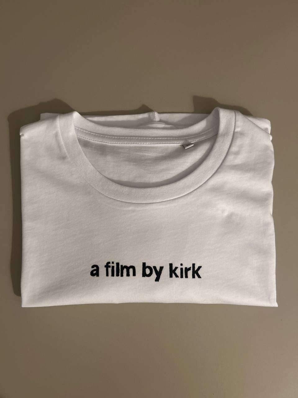 T-shirt "a film by kirk" – Scritta Ricamata a Mano