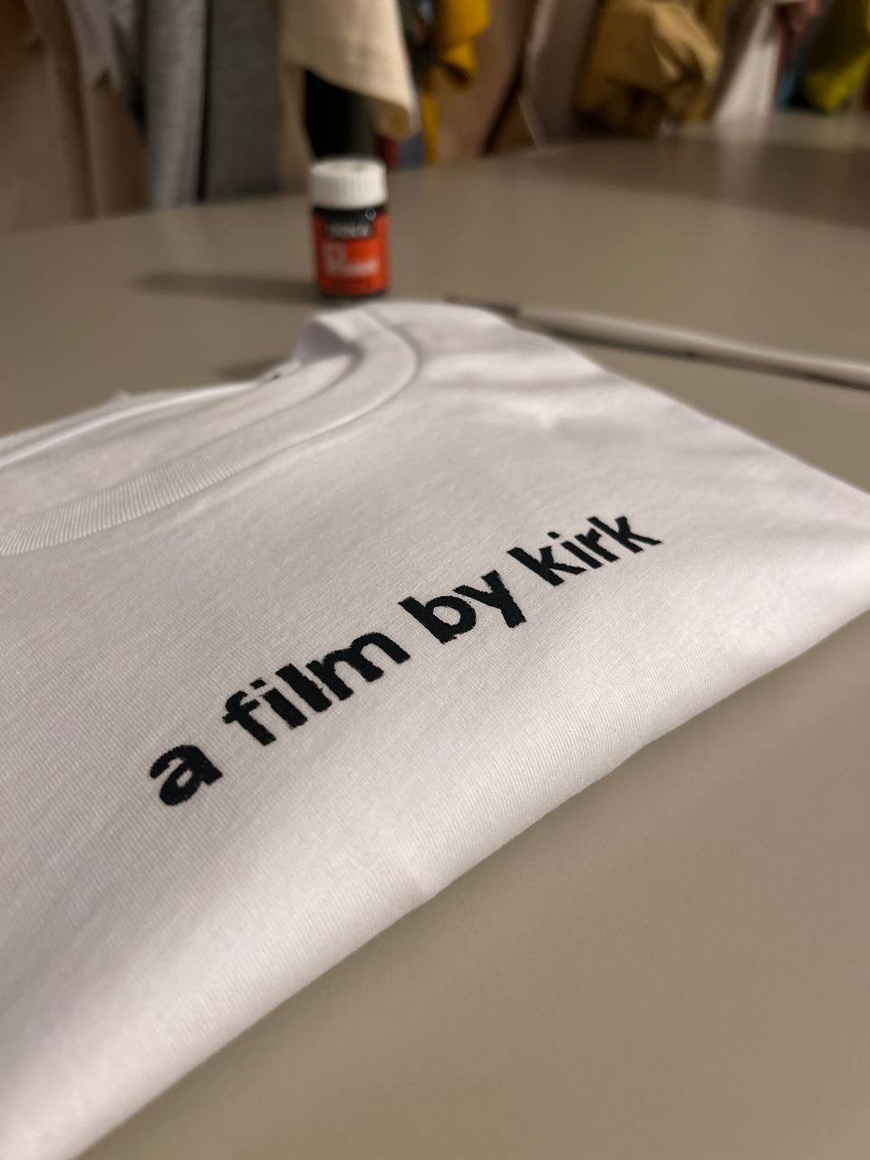 T-shirt "a film by kirk" – Scritta Ricamata a Mano