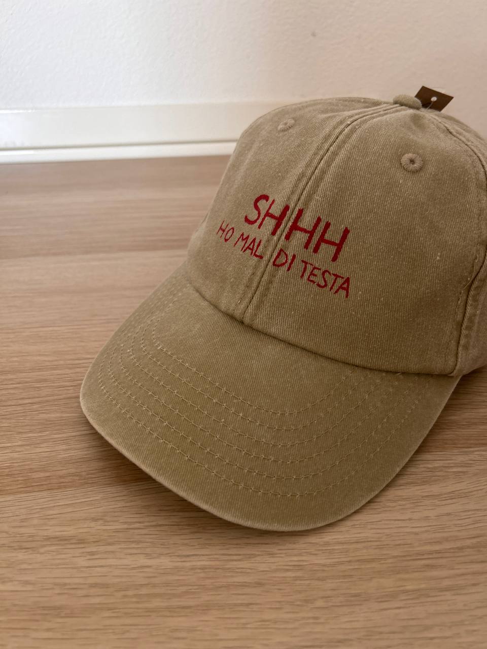 Cappello con Visiera "SHHH" – Scritta Dipinta a Mano