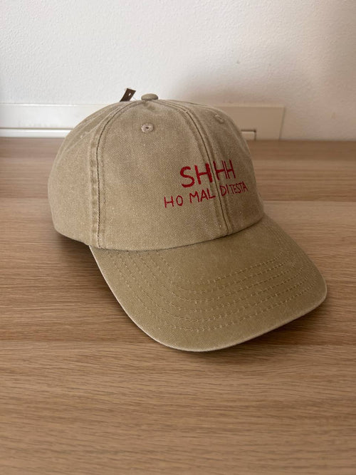 Cappello con Visiera "SHHH" – Scritta Dipinta a Mano