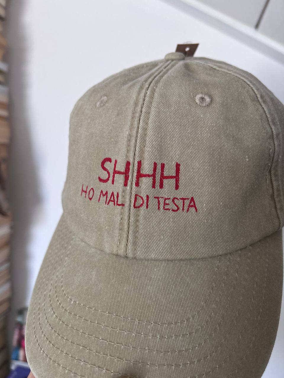 Cappello con Visiera "SHHH" – Scritta Dipinta a Mano