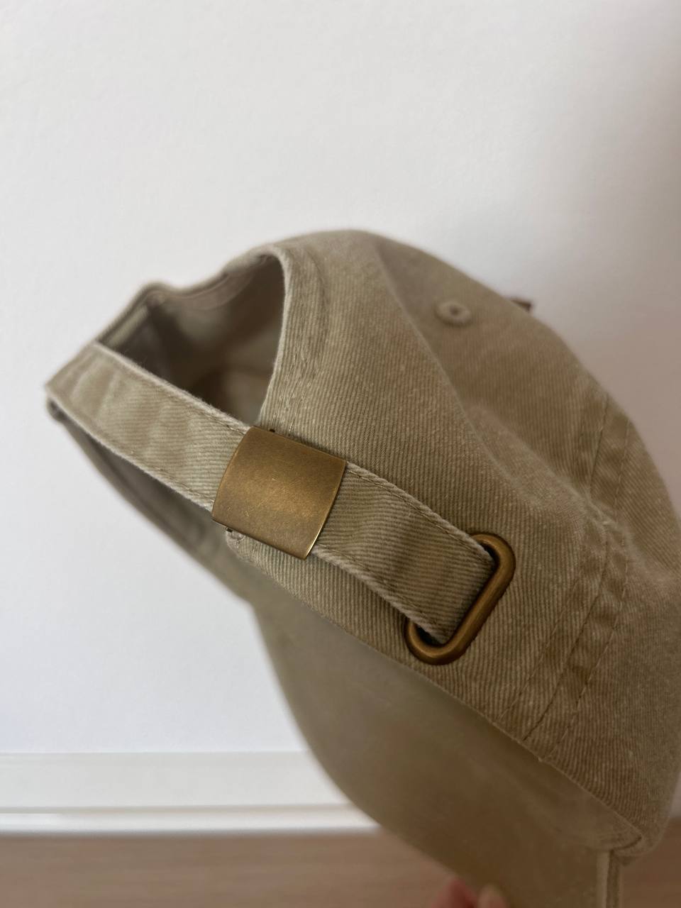 Cappello con Visiera "SHHH" – Scritta Dipinta a Mano