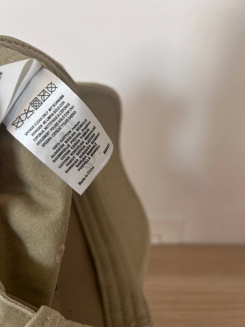 Cappello con Visiera "SHHH" – Scritta Dipinta a Mano
