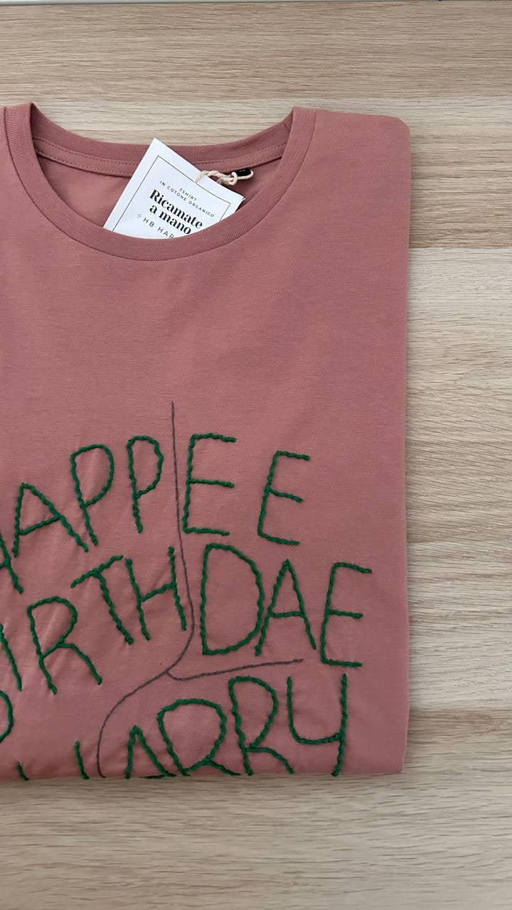 T-shirt "Happee Birthdae Harry" – Ricamata a Mano