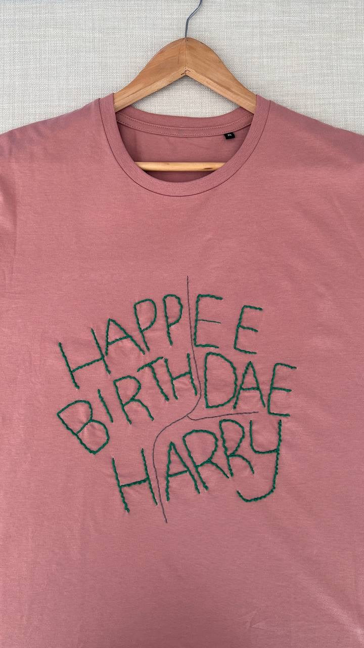 T-shirt "Happee Birthdae Harry" – Ricamata a Mano
