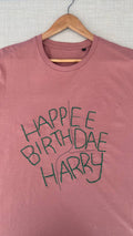 T-shirt "Happee Birthdae Harry" – Ricamata a Mano