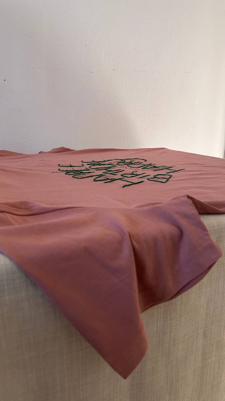 T-shirt "Happee Birthdae Harry" – Ricamata a Mano