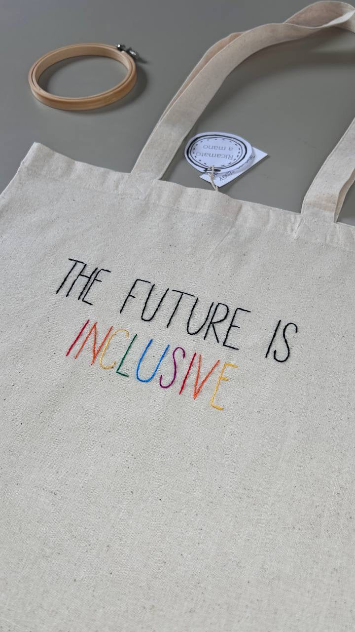 Tote Bag "The Future Is Inclusive" – Ricamata o Dipinta a Mano