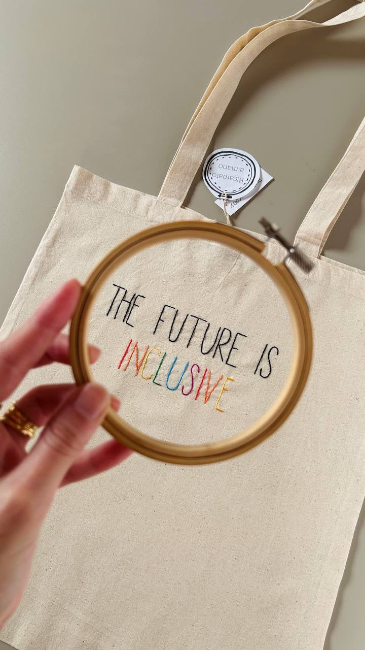 Tote Bag "The Future Is Inclusive" – Ricamata o Dipinta a Mano