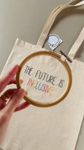 Tote Bag "The Future Is Inclusive" – Ricamata o Dipinta a Mano
