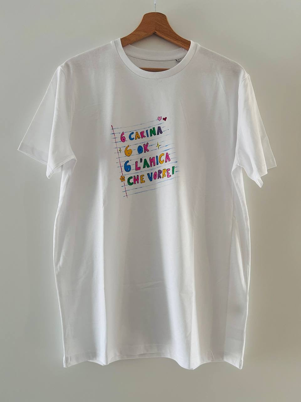 T-shirt 6 Carina 6 Ok dipinta a mano – vista frontale su sfondo bianco