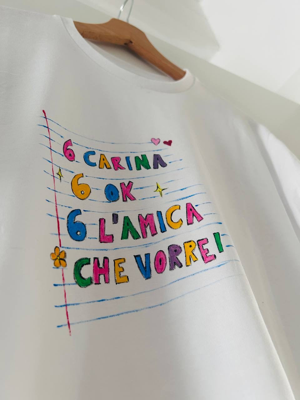 T-shirt 6 Carina 6 Ok dipinta a mano – dettaglio grafica