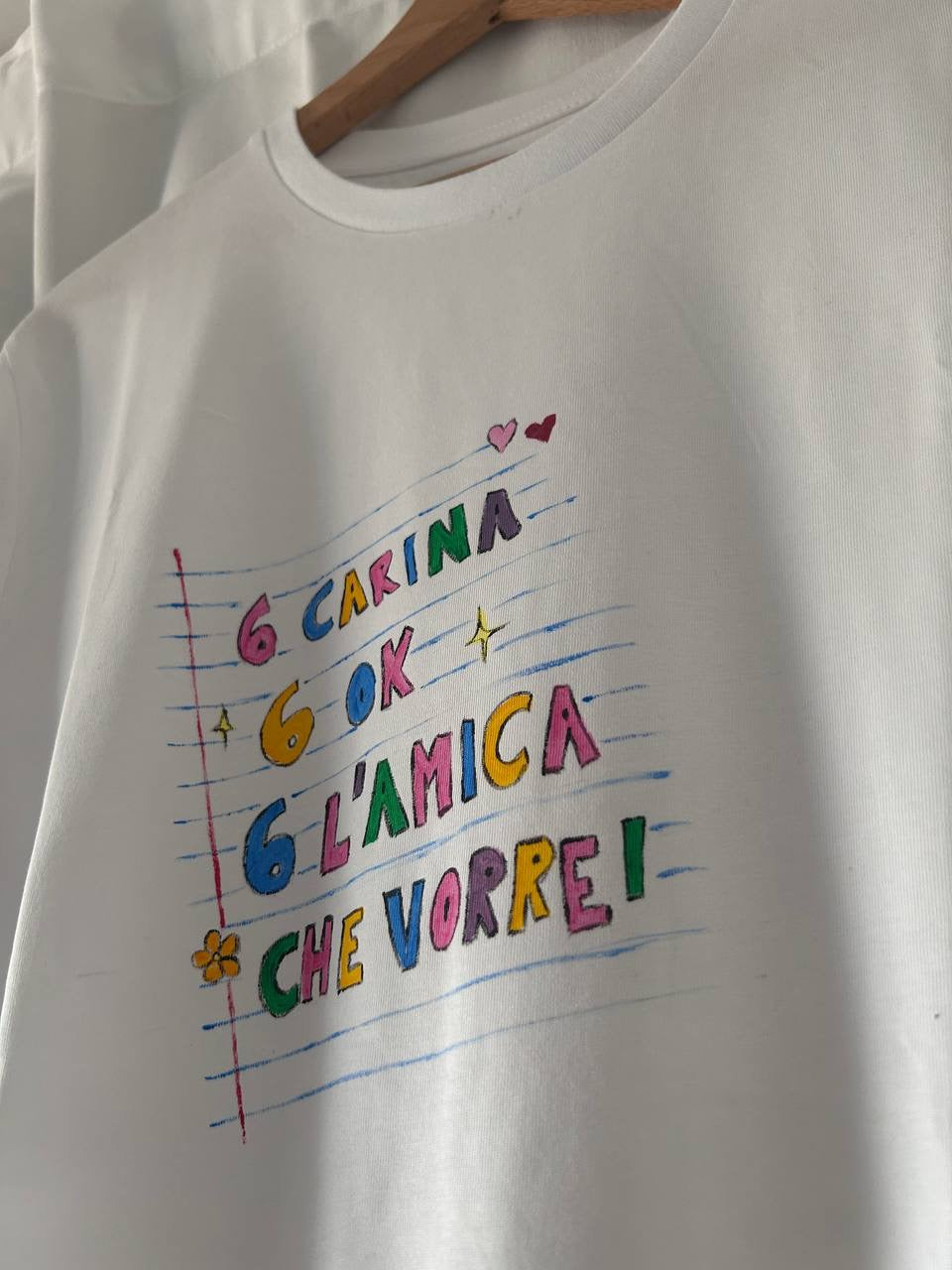 T-shirt 6 Carina 6 Ok dipinta a mano – vista intera su sfondo bianco