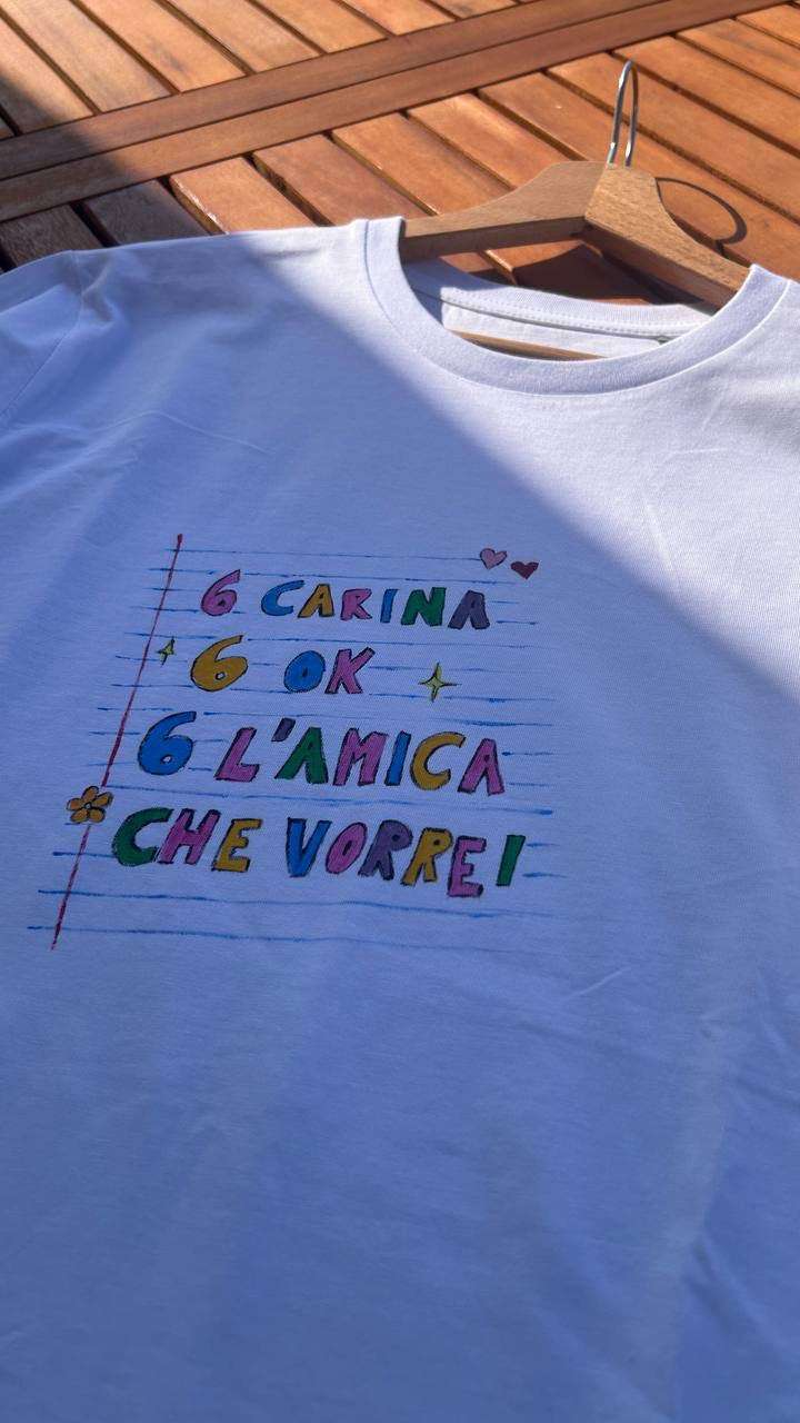 T-shirt 6 Carina 6 Ok dipinta a mano – dettaglio scritta colorata